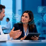 Profesionales de Medical Affairs intercambian información científica para identificar y analizar posibles Medical Insights.